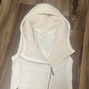 Artisan Ny Quilted White Hooded Vest